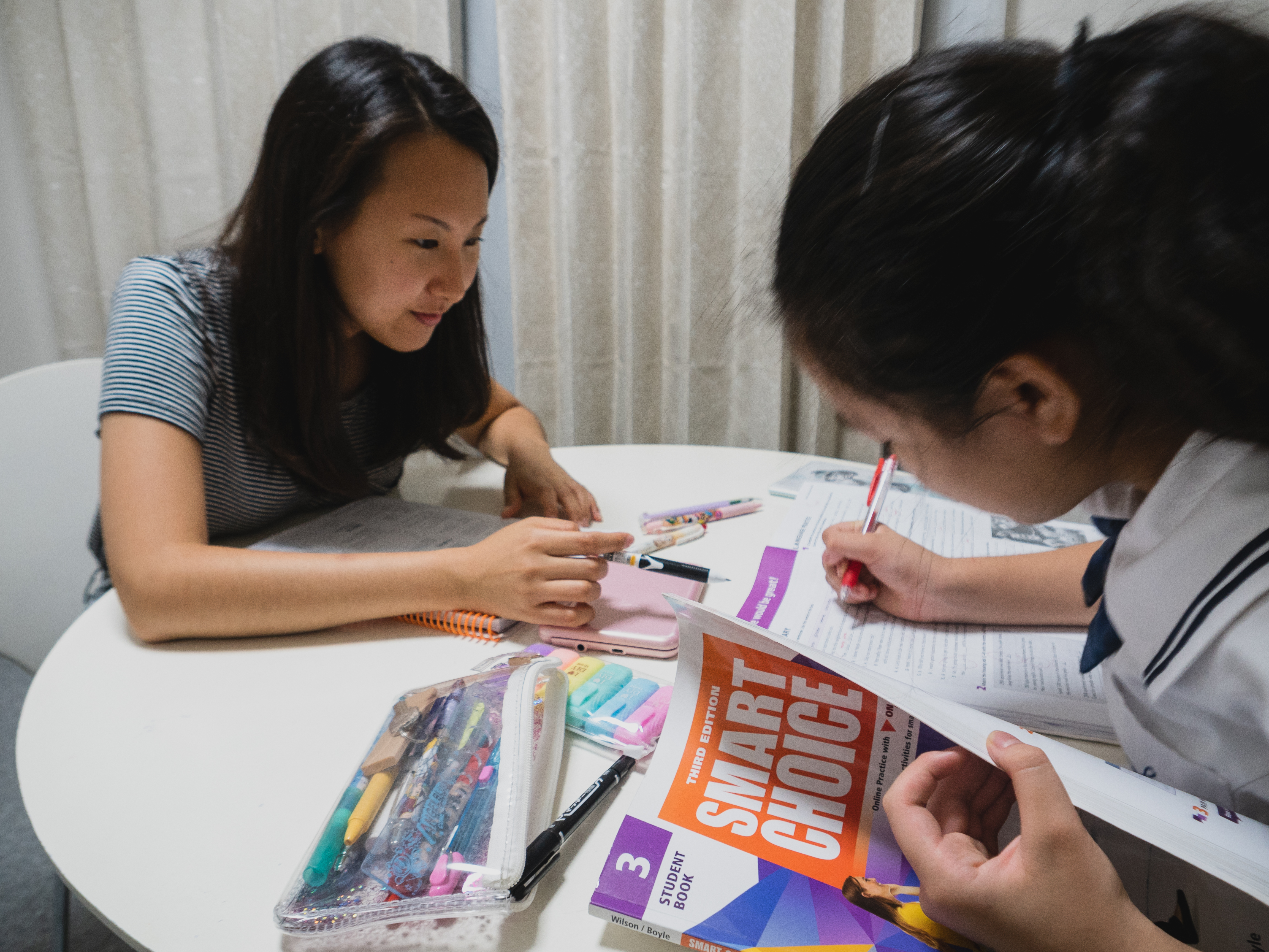 英語を教える三谷さん