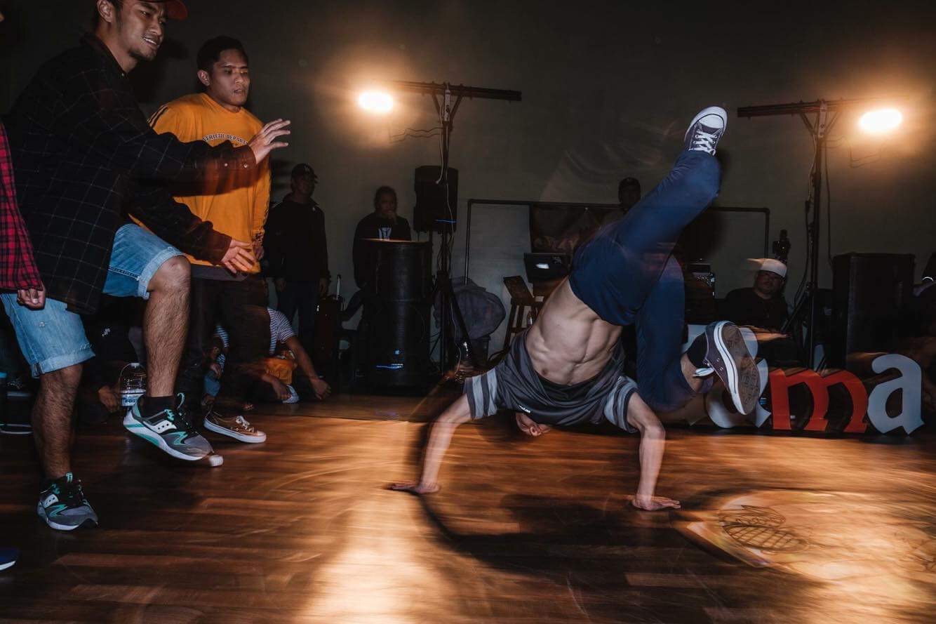 ストリートダンスサークルでブレイクダンスのジャンルリーダーを務めていた富永さん