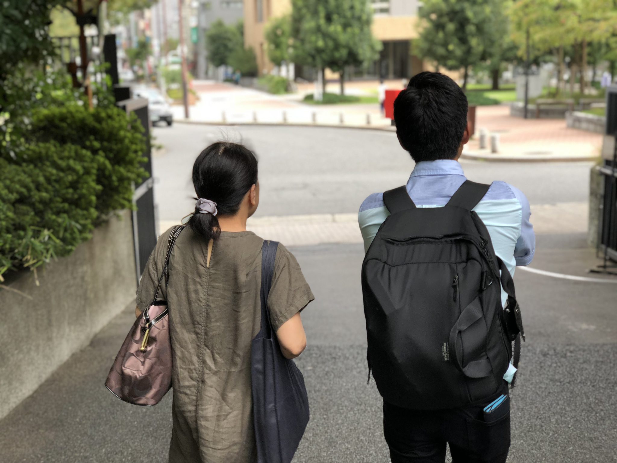 初対面の中国人の方とも一瞬で打ち解け道案内をする天野さん