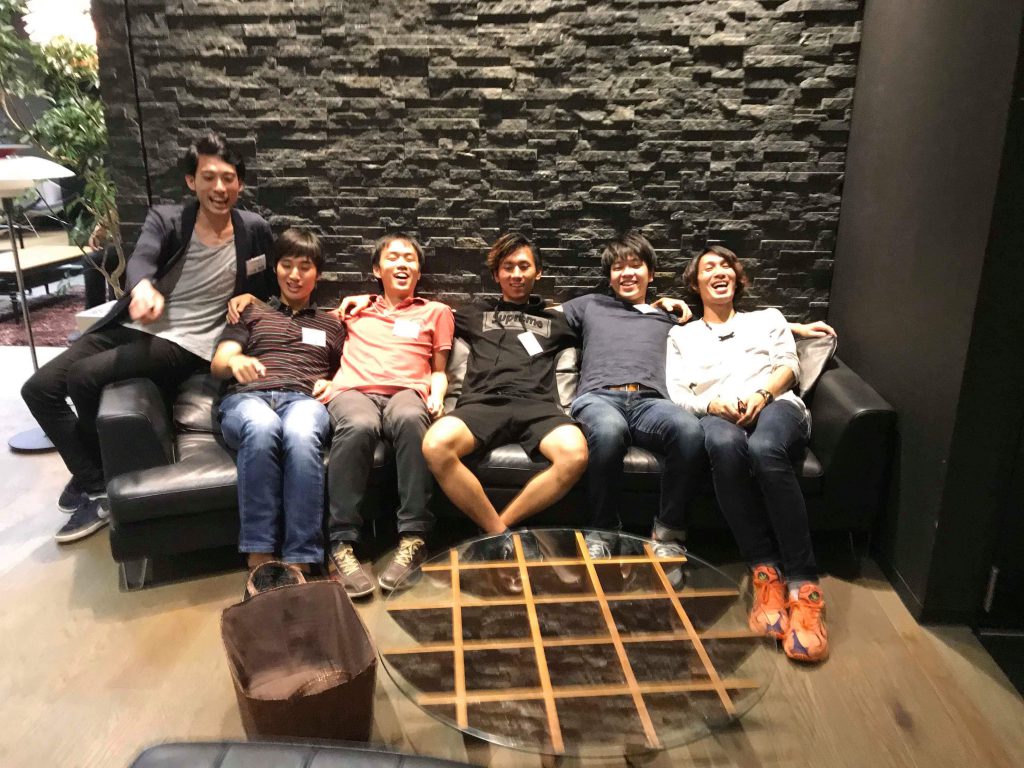 仲間と写る中村充さん