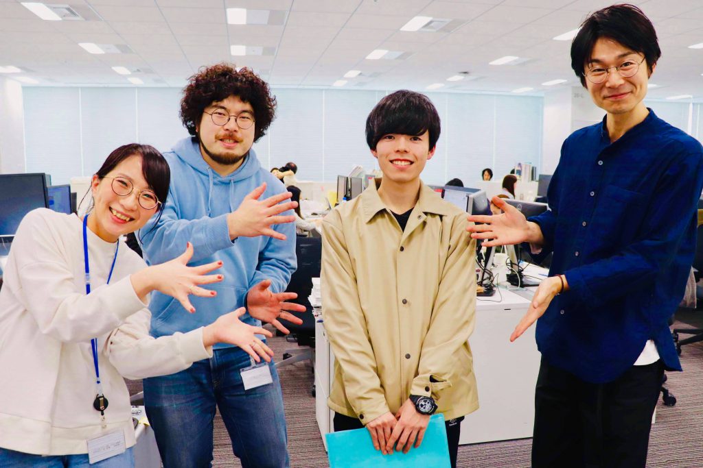 DeNAのインターンで社員さんと写る成塚さん