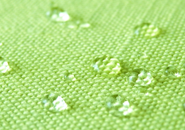 雨でも安心！レディース就活バッグを防水・撥水スプレーでケアする方法